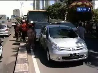 Sulitnya Mensterilkan Jalur Transjakarta