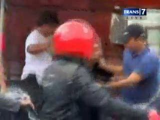 Polisi Robohkan Tenda Preman