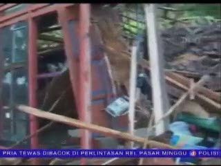 Hujan dan Angin Robohkan Rumah