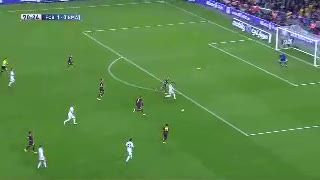 Messi Tertawakan Ronaldo yang Tak Dapat Penalti
