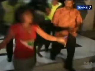 Pencuri Ditangkap, Istri Menangis Hsiteris