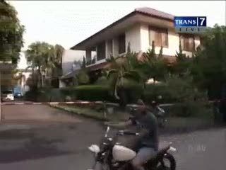 Siapa Tabrak Rumah Adiguna?
