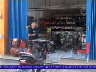 Tangan Tak Sempurna, Seorang Pemuda Mampu Memperbaiki Motor