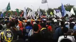 Antisipasi Bentrok Susulan, Buruh Bawa Kayu dan Besi