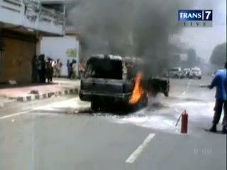 Angkutan Kota Terbakar di Tengah Jalan