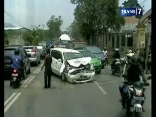 Diduga Mengantuk, Tabrak Minibus dan Truk