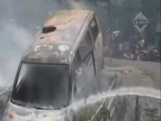 Mobil Plat Merah Terjang Rumah Seorang Nenek dan Terbakar   