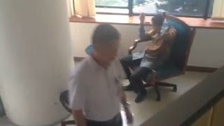 Sebelum Vonis, Fathanah Tertawa Sambil Isap Rokok