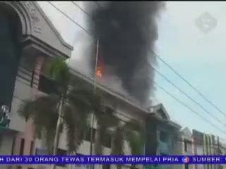 Petugas Damkar Jatuh dari Lantai1
