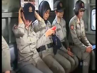 Satpol PP Cantik Tertibkan Kota Pahlawan