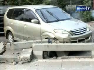 Minibus Tabrak Separator Busway, Pemotor Berjatuhan di Jalan