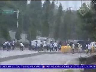Dua Kubu Pelajar SMP Saling Lempar Batu dan Kayu