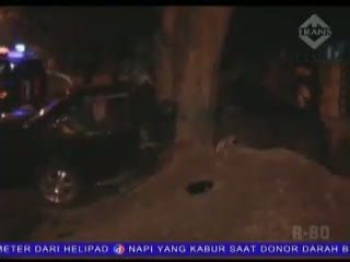 Sedan Tabrak Pohon Hingga Ringsek