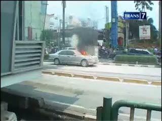 Mobil Terbakar di Depan Kementerian Kesehatan