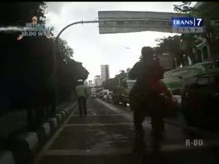 Seribu Satu Cara Bersihkan Jalur Transjakarta
