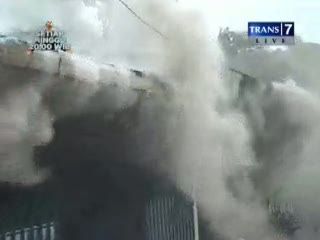 Asrama Terbakar, Istri Polisi Histeris