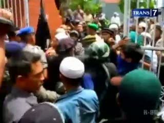 Keluarga Korban Pembunuhan Kepung Terdakwa