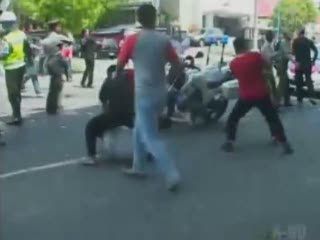 Menegangkan! Ratusan Pesilat Terlibat Tawuran dengan Warga