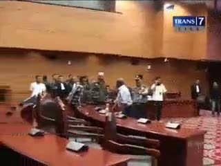 Rusuh di Ruang Sidang MK