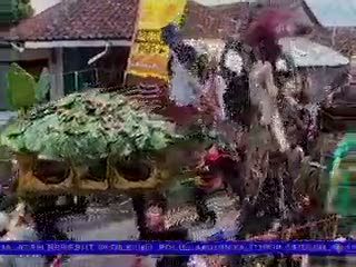 Warga Lembang Gelar Perang Tomat