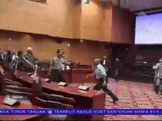 Tidak Puas, Massa Ngamuk di MK