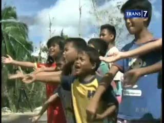 Kasihan, Korban Haiyan Mengemis Minta Makan