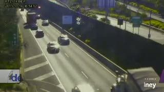 CCTV Rekaman Insiden Truk Kecantol Terowongan Sidney