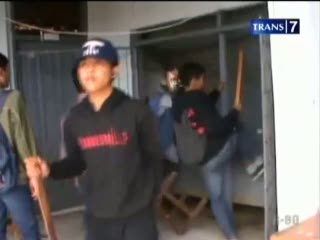 Massa Hancurkan Sekolah