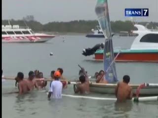 Lomba Tarik Tambang di Atas Laut