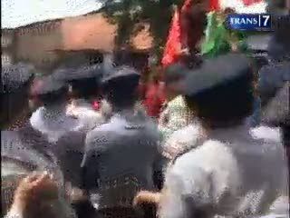 Mahasiswa dan Polisi Bentrok