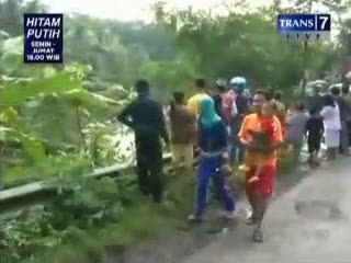 Truk Bermuatan Minuman Ringan Terperosok
