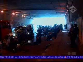 Kemacetan Akibat Pemotor Berteduh di Kolong Jembatan
