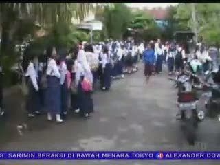 Sekolah Disegel, Ratusan Siswa Terlantar 