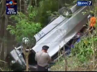 Bus Wisatawan Terjun ke Jurang
