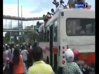 Jangan Ditiru! Beginilah Aksi Nekat Para Pelajar Bajak Bus