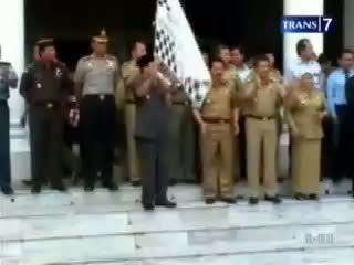 Karnaval Pakaian Unik di Jalan Raya
