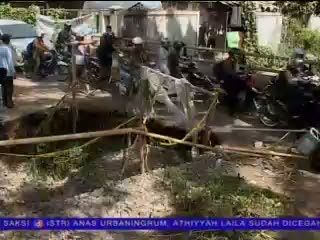 Jembatan Kalideres Ambles, 2 Kendaraan Terperangkap