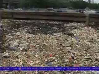 Banjir Membuat Sampah di Kali Menumpuk
