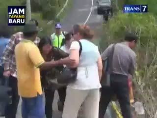 Kerabat Korban Histeris di Lokasi Kecelakaan