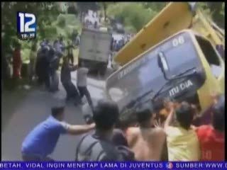 Truk Pengangkut Pasir Tabrak 3 Kios, 1 Orang Tewas