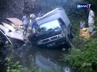 Jembatan Longsor, Truk Terjun ke Sungai