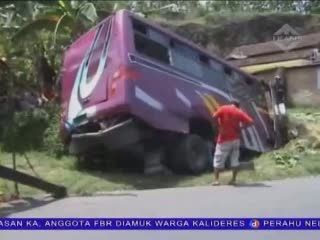 Bus Masuk Parit, 28 Penumpang Terluka