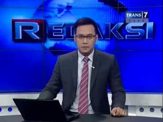 Angin Kencang, Papan Reklame Roboh Menimpa Mobil