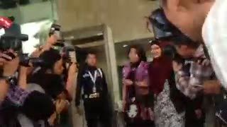 5 Jam Diperiksa KPK, Istri Anas Hanya Acungkan Dua Jempol