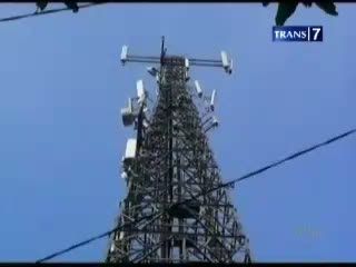 Putus Cinta, Pemuda Panjat Menara Seluler