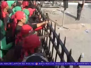 Kecewa Tak Ditemui Jokowi, Buruh Dobrak Pagar Balaikota