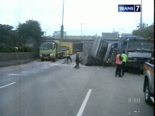 Truk Terbalik, Tol Kebon Jeruk Macet Total