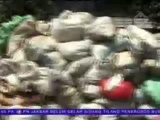 Sisa Lumpur dan Sampah Dibiarkan, Warga pun Mengeluh