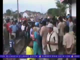 Perempuan Paruh Baya Tabrakan Diri ke Kereta Api