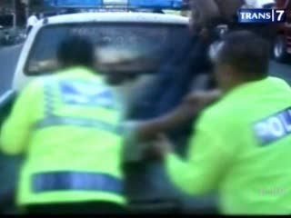Evakuasi Jasad Sopir Truk Berlangsung Dramatis, Pemotor Tewas Dibacok Pesepeda